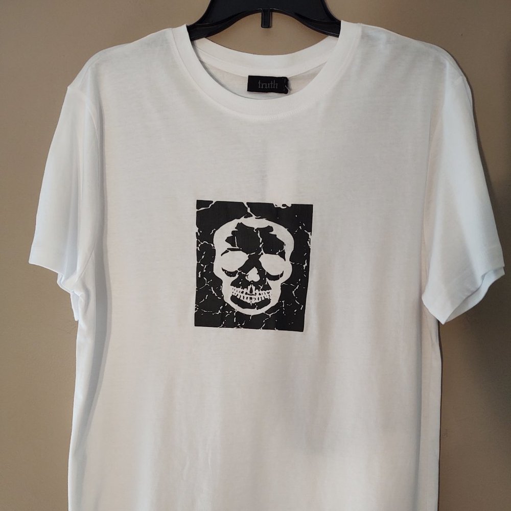 TRUTH WHITE & BLACK GRAPHIC SKULL DESIGN MENS SHORT SLEEVE T-SHIRT - SIZE SMALL